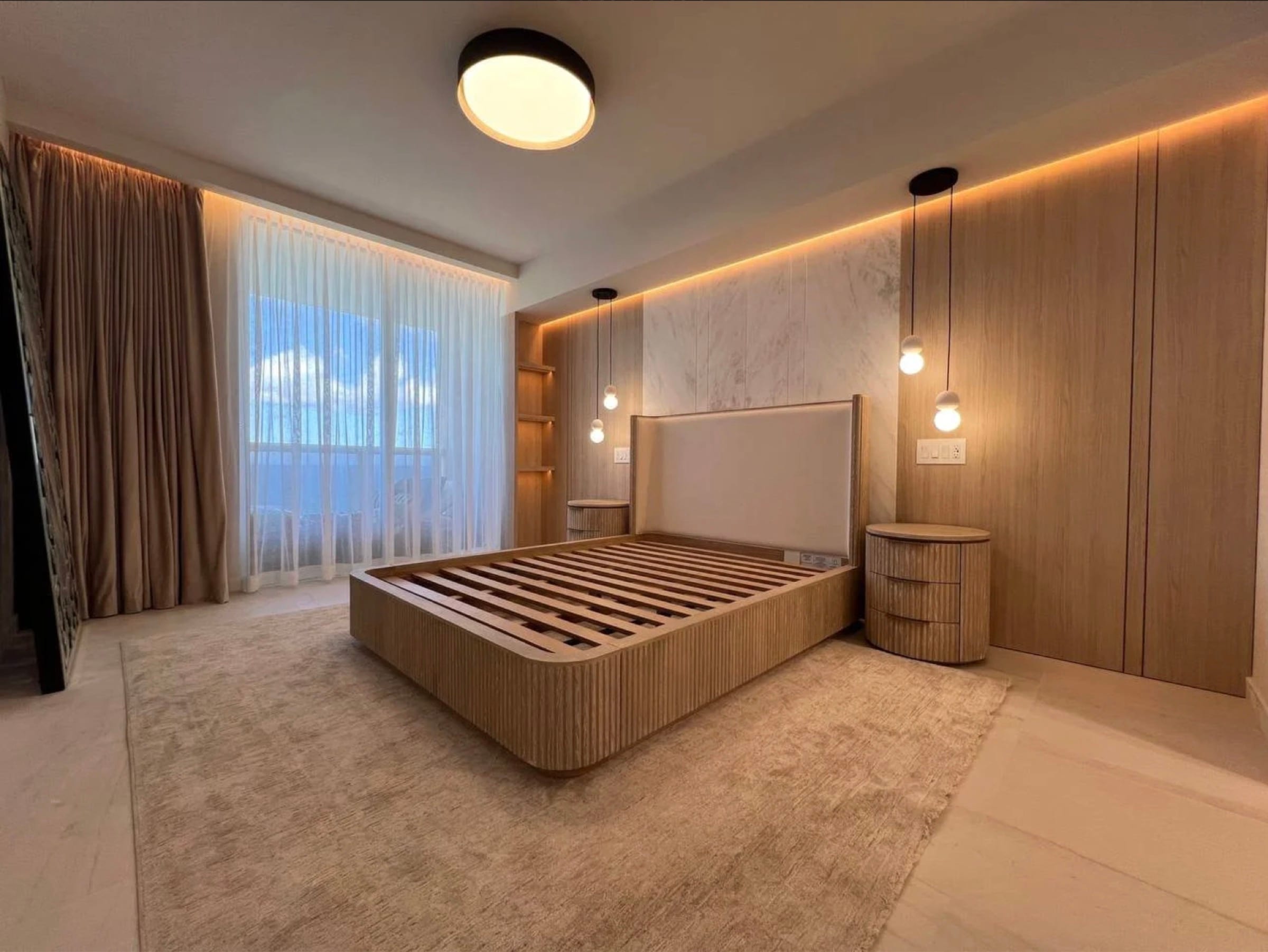 Handleless penthouse kitchen with white lacquer fronts and onyx detail